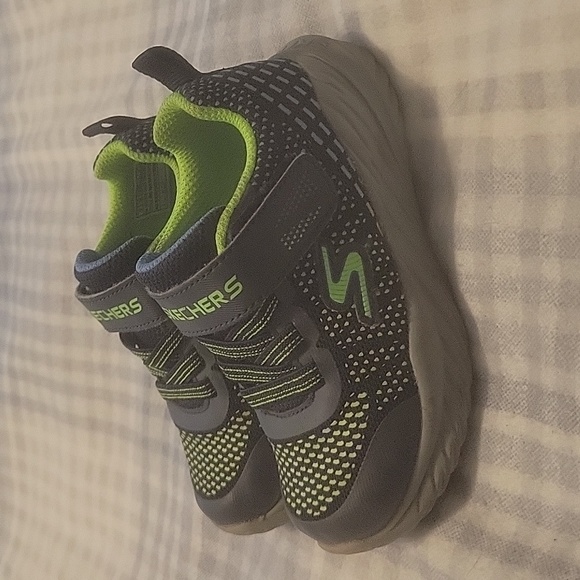 9 Toddler Runners (Skechers) - Picture 2 of 3